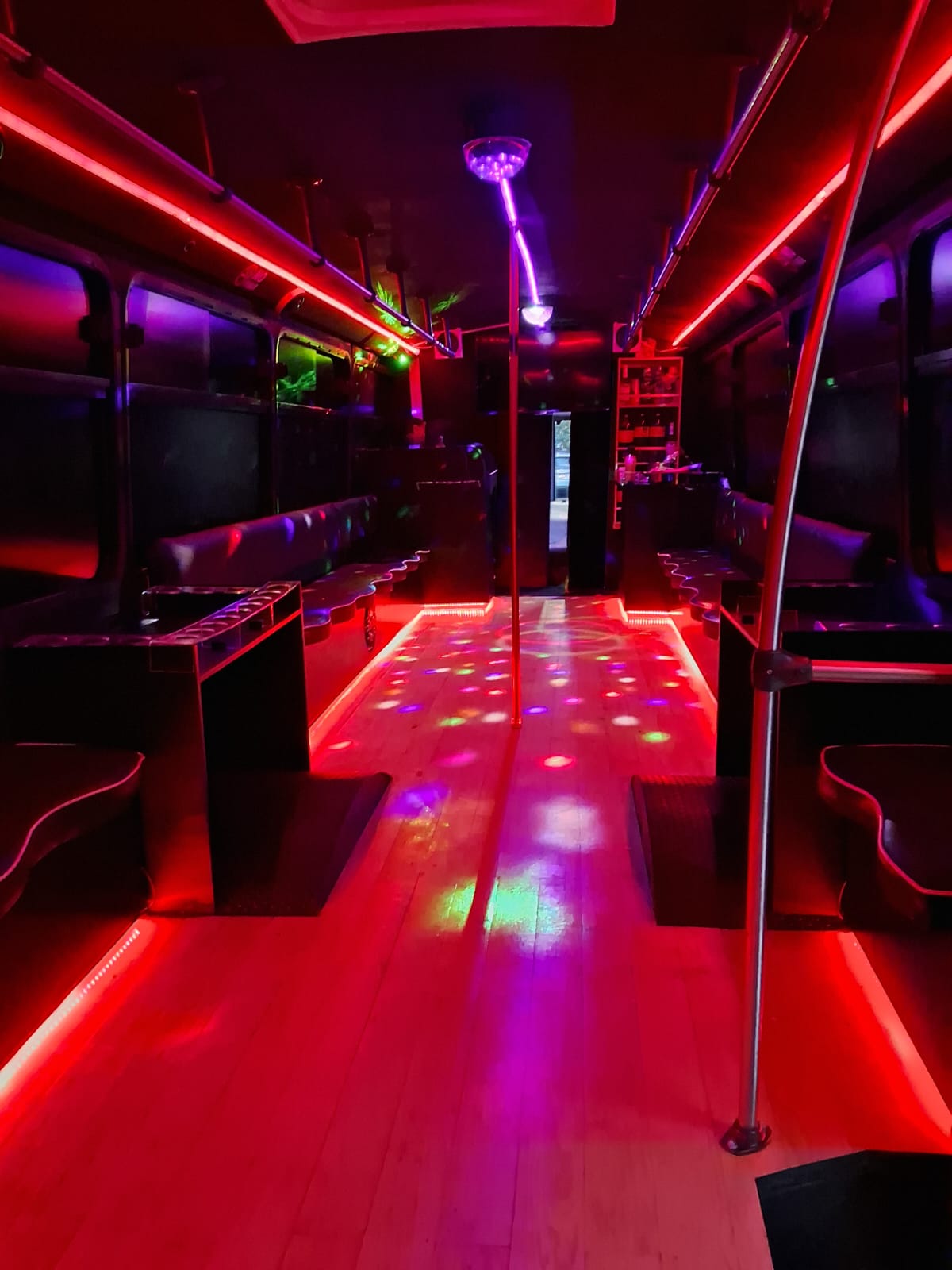 Cabina de DJ iluminada con luces moradas dentro de la unidad Black