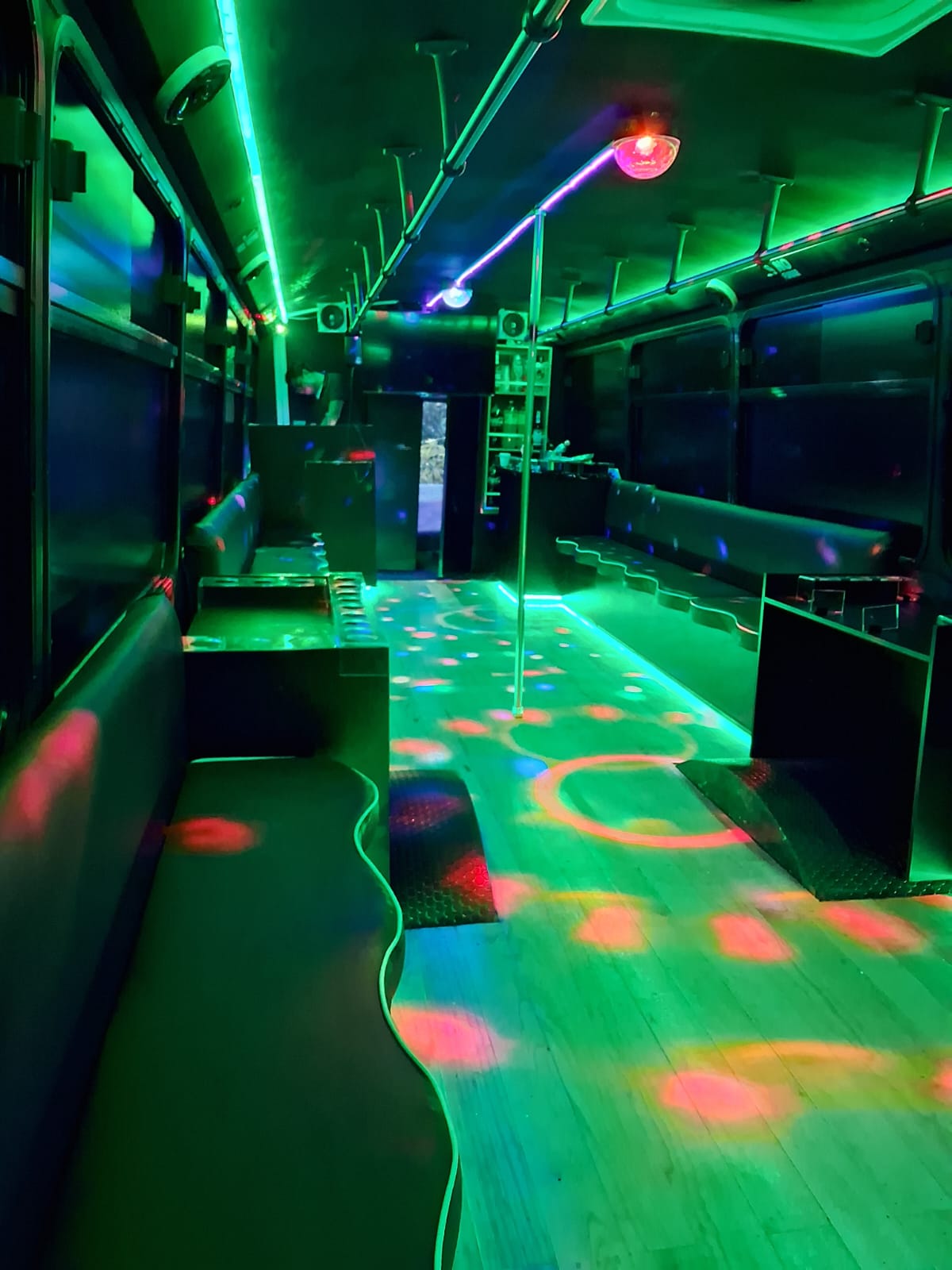 Cabina de DJ iluminada con luces moradas dentro de la unidad Black
