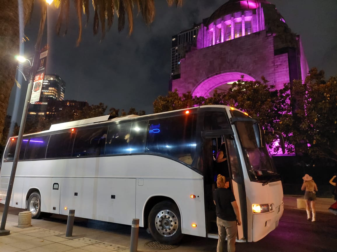 Unidad Party Bus Golden, autobús grande blanco y luces cálidas interiores