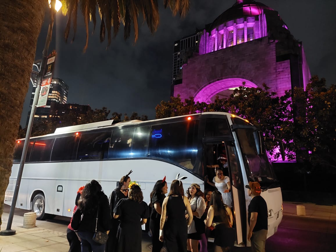 Party bus Golden iluminado con luces cálidas doradas en la ciudad de noche